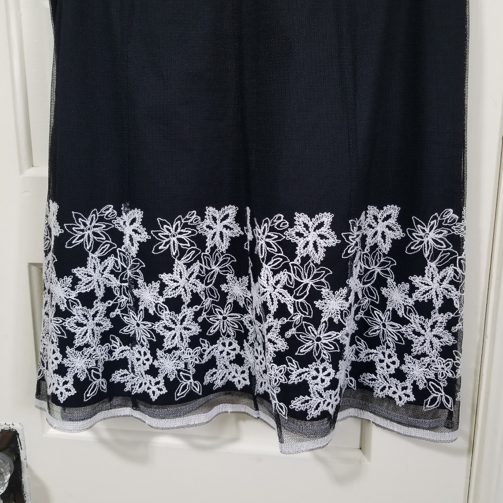 White House Black Market Floral EMBROIDERED Skirt - Picture 6 of 8